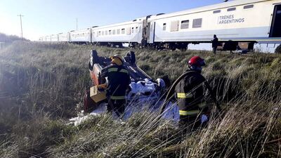 Murió un joven tras ser embestido en el auto por un tren