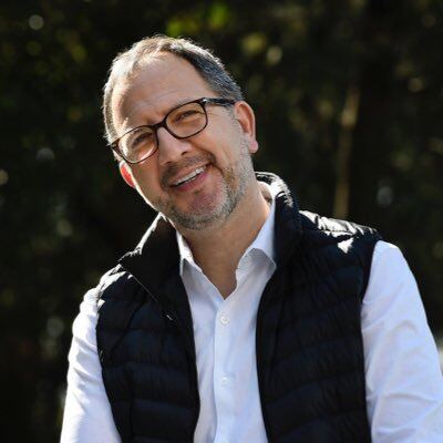 Miembros de la campaña de vacunación reparten boletas electorales de Victoria Tolosa Paz