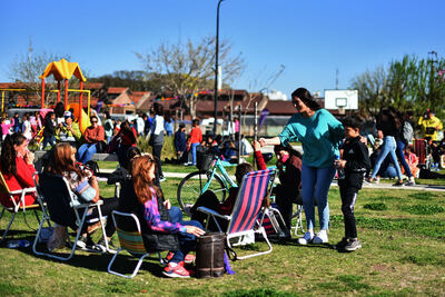 Campana: cientos de jóvenes festejaron el Día del Estudiante y la Primavera en la nueva Costanera