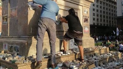 Dia de la Lealtad: Militantes peronistas pisaron piedras que recuerdan los muertos por coronavirus