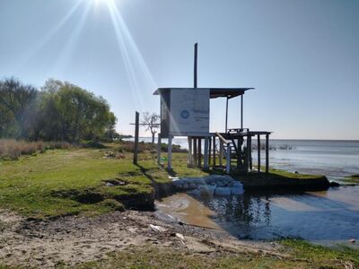 Guardavidas denuncian que el intendente de Berisso destruyó sus garitas en La Balandra