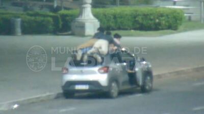 La Plata: inhabilitan licencia a joven que circuló en auto con gente en el techo.