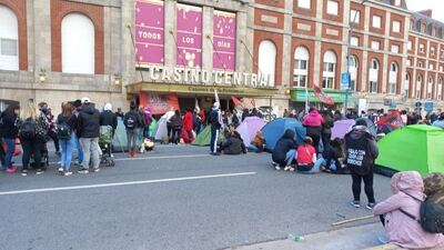 Sigue acampe de organizaciones sociales frente al casino marplatense en reclamo de "trabajo genuino"
