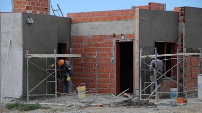 Mercedes: Ustarroz firmó contrato para construcción de 40 viviendas