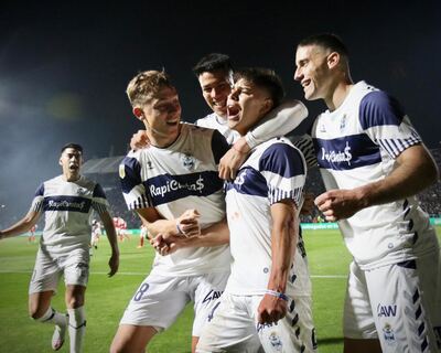 Gimnasia le ganó 3 a 1 a Independiente y es puntero del campeonato