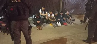 Durísimos enfrentamientos con palazos y corridas entre hinchas de Boca y Colo Colo