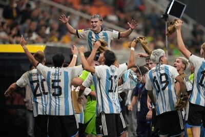 Un Diablito suelto en Indonesia: Argentina goleó a Brasil y pasó a semifinales