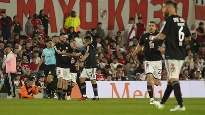 Riestra le ganó por 2-1 a River y se quedó con la punta de la Zona B