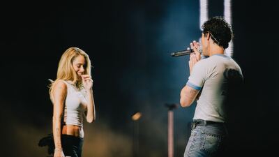 Tini cantó con los Jonas Brothers
