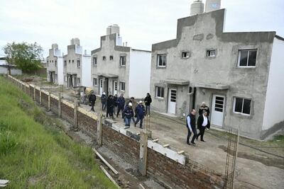 Bahía Blanca: Susbielles recorrió la reactivación del plan de viviendas de Luz y Fuerza