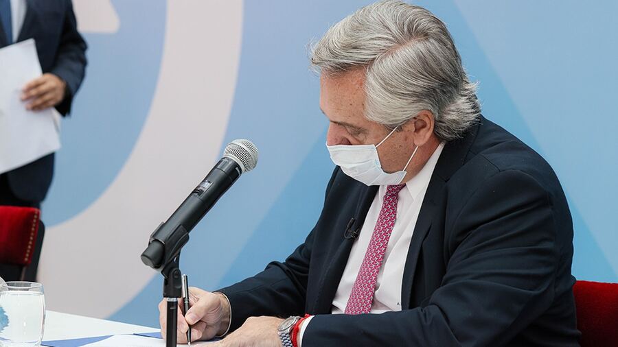 Fernández promulgó la reforma de Ganancias: "Estamos resolviendo el poder adquisitivo de más de un millón de trabajadores"