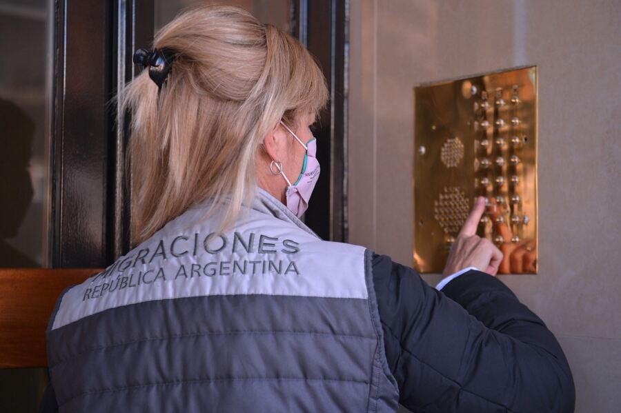 Migraciones denunciará penalmente a las 274 personas que se detectaron incumpliendo el aislamiento.