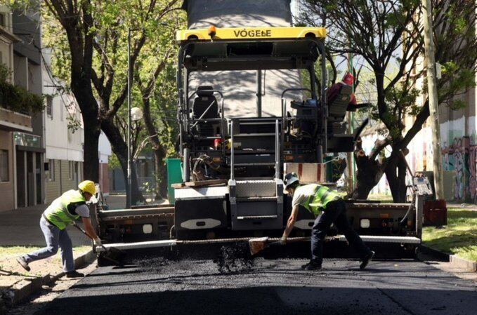 Vecinos platenses presentaron una cautelar para interrumpir el asfaltado de las calles adoquinadas 