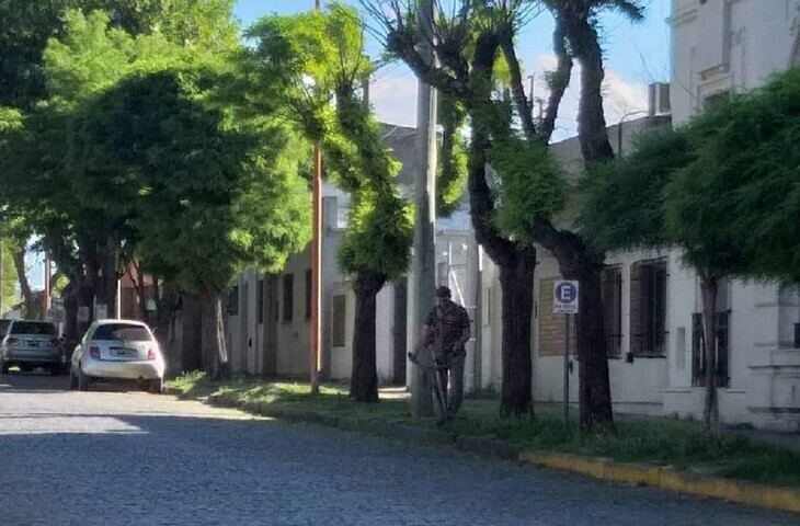 El intendente de la ciudad Pigüé salió a cortar el pasto y a juntar la basura del municipio