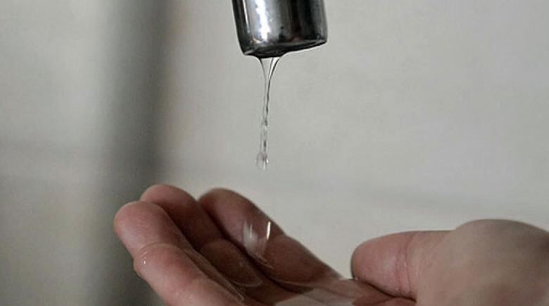 Vecinos de Berisso denuncian que el agua sale turbia y con mal olor