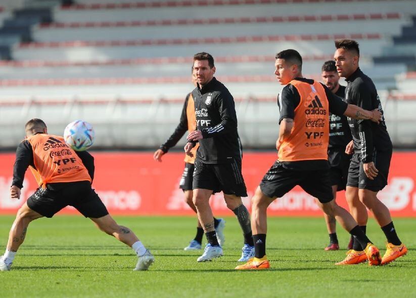 Con la mente puesta en Italia: Scaloni define el equipo para la "Finalissima" del miércoles