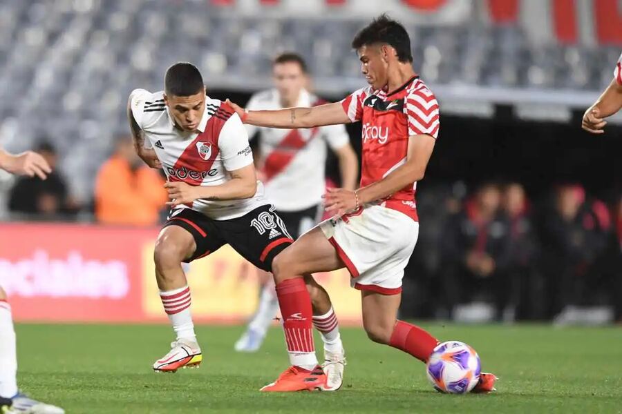 Estudiantes tuvo una pésima noche y cayó goleado ante River en el Monumental