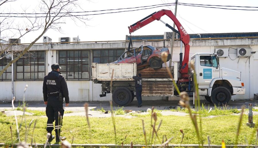 La Plata: El Municipio retiró autos abandonados de Los Hornos, Tolosa, Gonnet, Romero y el casco urbano