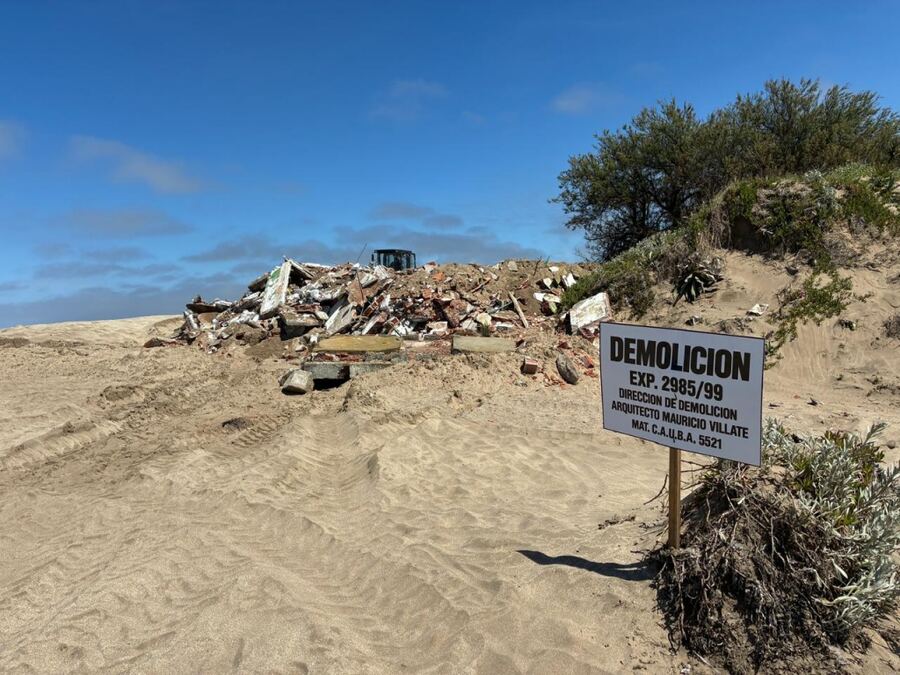 Villa Gesell:  Avanza la demolición de una construcción en desuso en la playa norte