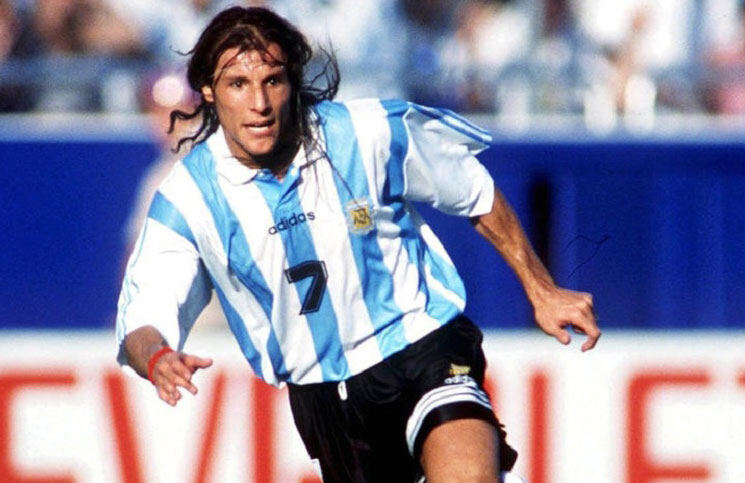 Caniggia recibió el llamado que más esperaba: a un paso de recuperar las históricas camisetas que le robaron