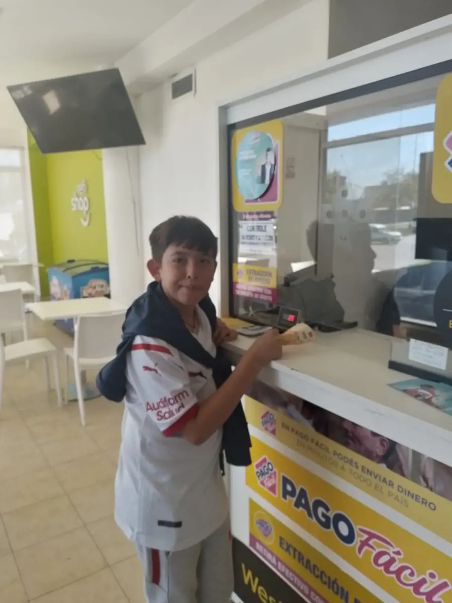 Pedro tiene 12 años, es fanático de Independiente y vendió sus únicos botines para ayudar al club