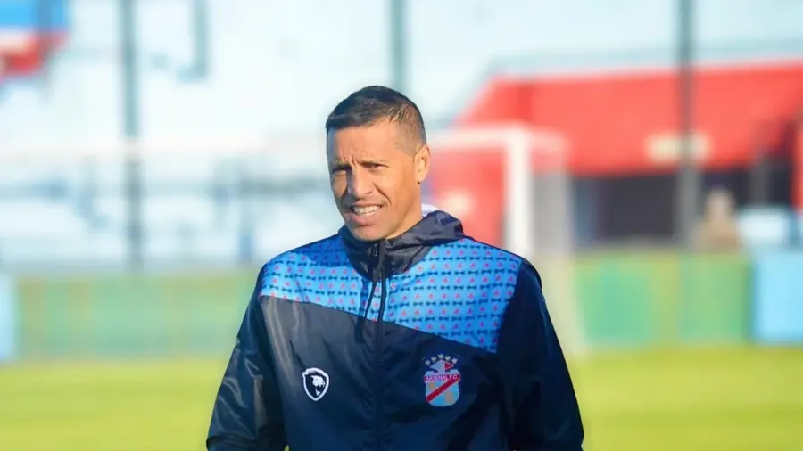 Carlos Ruíz dejó de ser el entrenador de Arsenal