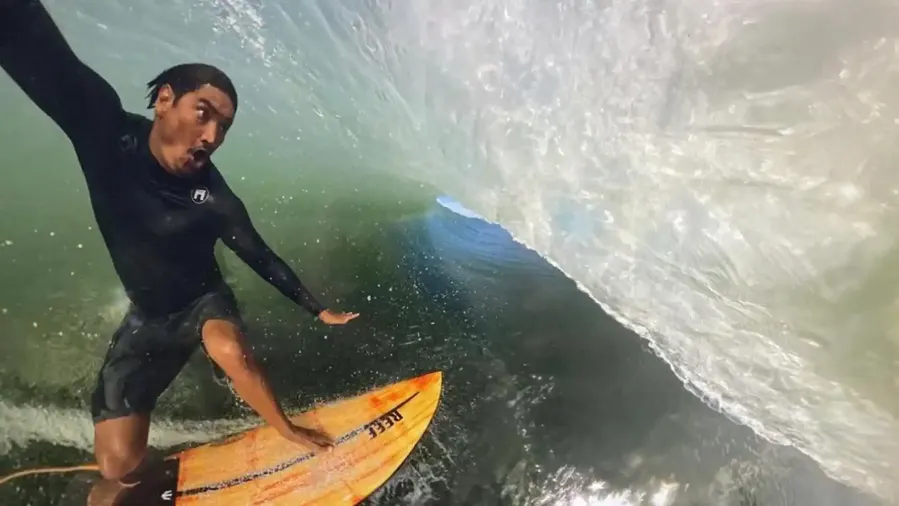 Murió el surfista Mikala Jones tras cortarse una arteria