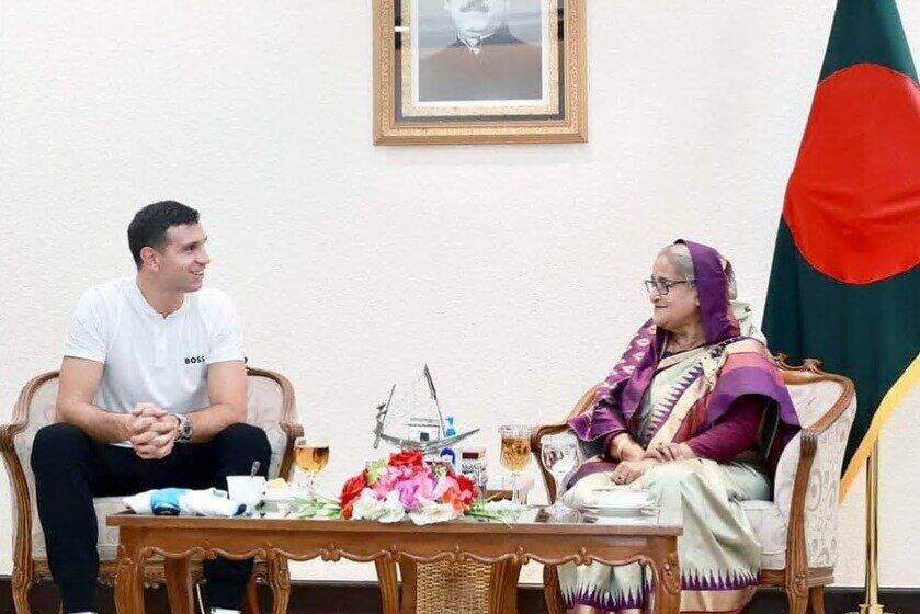 La visita del Dibu Martínez es furor en Bangladesh