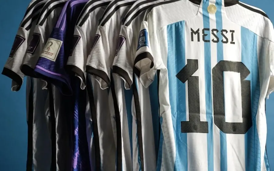 Subastaron seis camisetas que usó Messi en el Mundial Qatar 2022