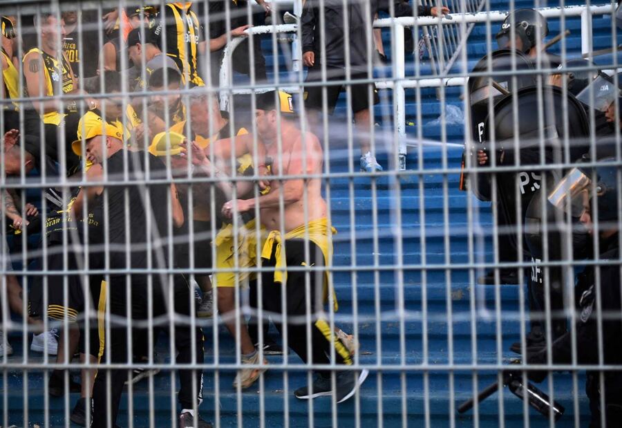 Hubo incidentes entre hinchas de Rosario Central y Peñarol antes del partido por Copa Libertadores