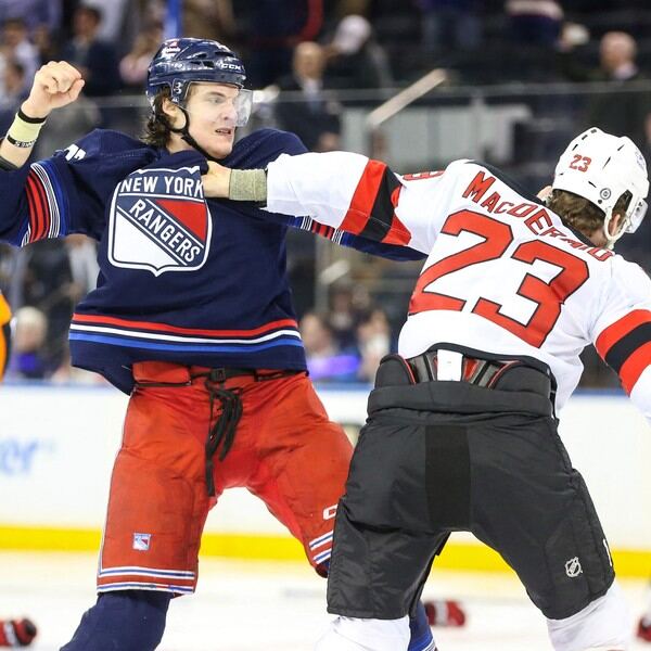 Hockey sobre hielo: Diez jugadores a las piñas por una cuenta pendiente