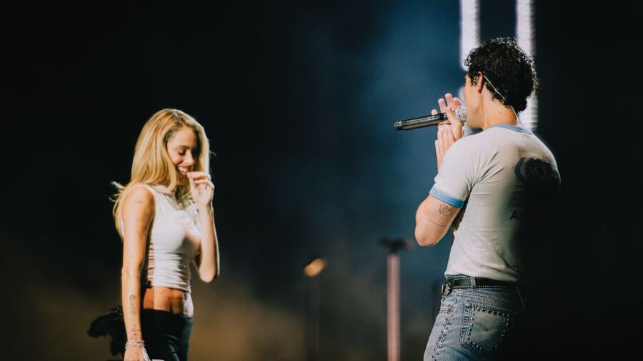 Tini cantó con los Jonas Brothers