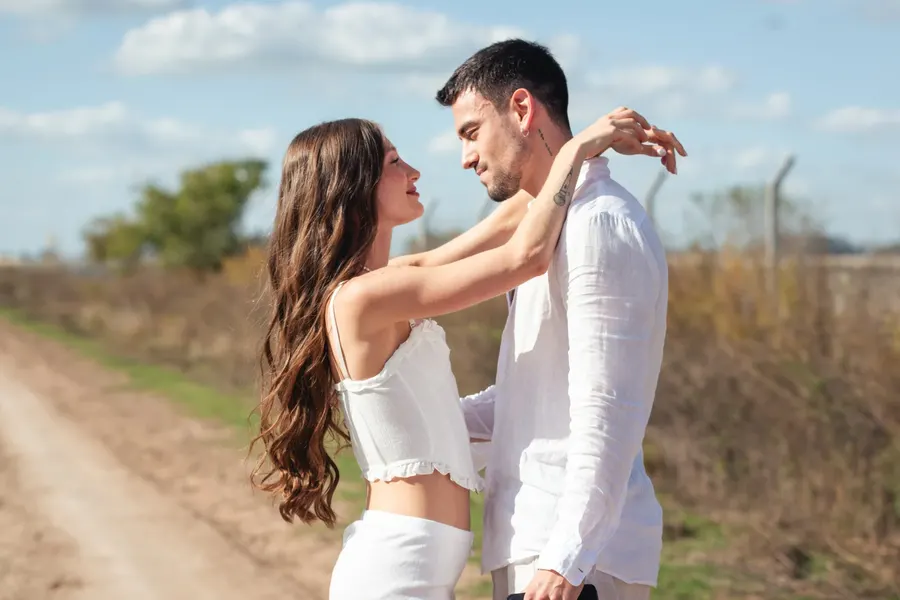 Agus Bernasconi y Yami Safdie lanzan "Besos en pausa"